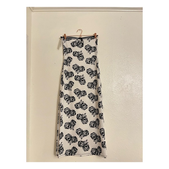 Black and White Rose Dress - Picture 2 of 4